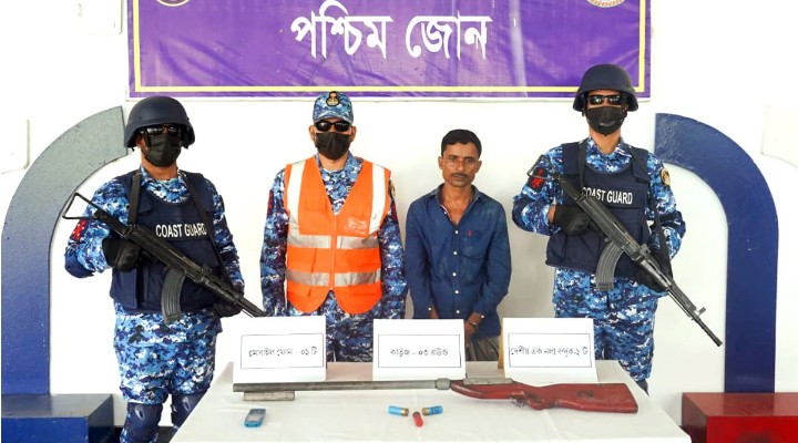 সুন্দরবন থেকে অস্ত্র ও গুলিসহ বনদস্যু আটক